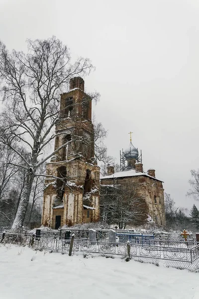 Разрушенная Церковь Кладбище Зимой Вознесенская Церковь Бычиха Костромская Область Россия — стоковое фото