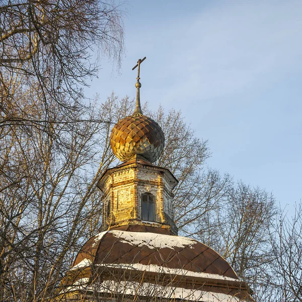 Terk Edilmiş Bir Ortodoks Kilisesinin Soğan Kubbesi Kötü Durumda — Stok fotoğraf