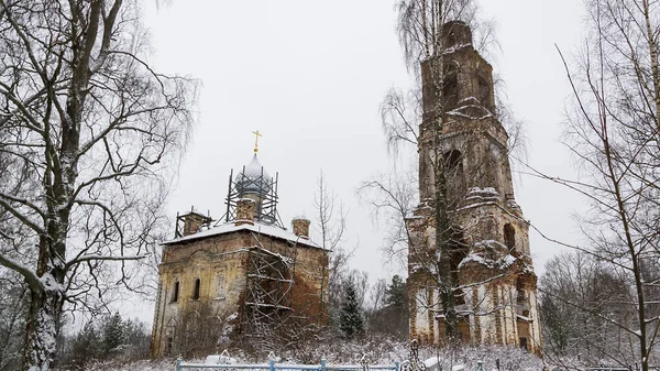 Église Détruite Dans Cimetière Hiver Église Voznesenskaya Village Bychikha Région — Photo