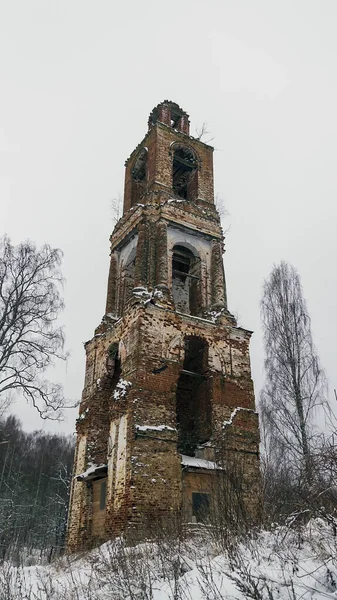Klokketårnet Ble Ødelagt Vinterkirken Ved Elven Meuse Landsbyen Bychikha Kostroma – stockfoto