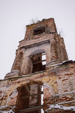 Eski bir kilisenin kalıntıları, Mesa 'daki Yükseliş Kilisesi, Kostroma bölgesi, Rusya