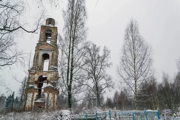 俄罗斯科斯特罗马州Bychikha村Meuse河上提升教堂的废弃钟塔 — 图库照片