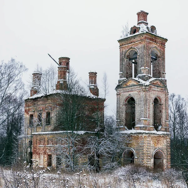 冬季被毁的古寺 俄罗斯科斯特罗马州Panino村圣以利亚教堂 — 图库照片