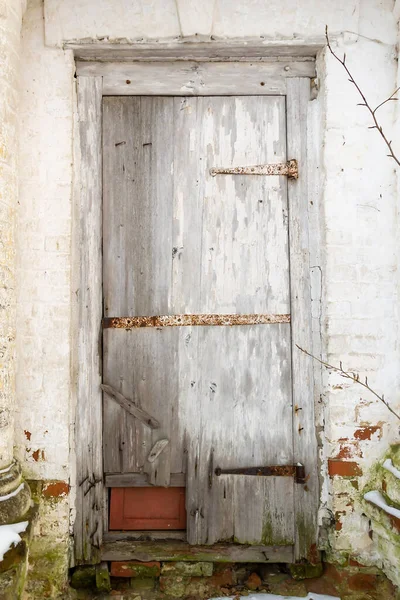 Zabytkowe Drewniane Drzwi Białej Cegły Ściany — Zdjęcie stockowe
