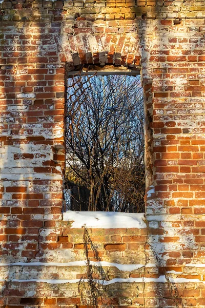 廃墟となった建物の窓古い放棄された教会 — ストック写真
