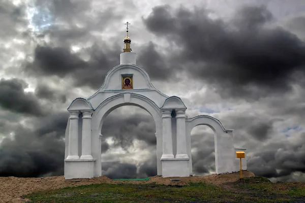 Puerta Entrada Territorio Iglesia Ortodoxa Fondo Del Cielo Con Nubes —  Fotos de Stock