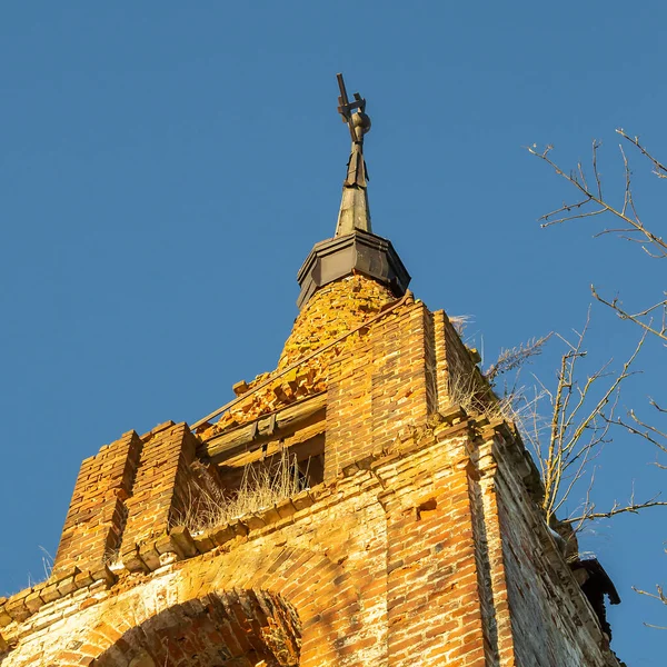 被毁坏的钟楼的尖顶 带有弯曲的十字架 — 图库照片