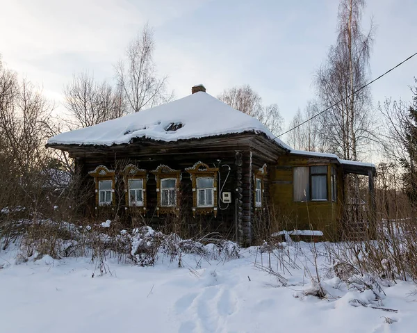 俄罗斯一个废弃村庄的破败的房子 — 图库照片