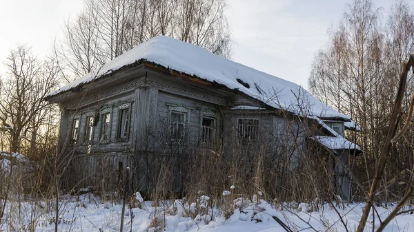 Una Casa Ruinas Pueblo Abandonado Rusia —  Fotos de Stock