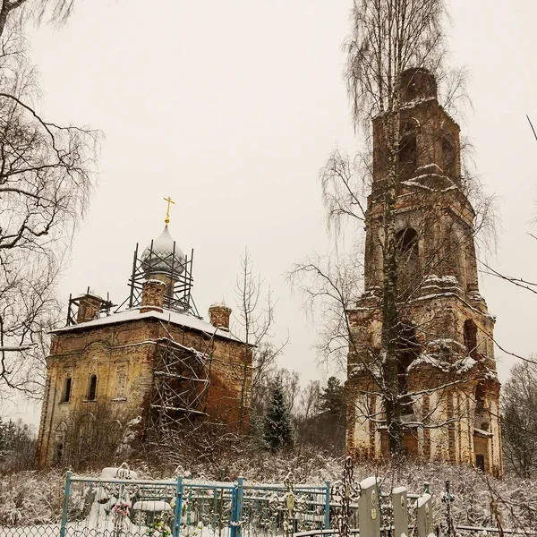 Église Détruite Dans Cimetière Hiver Église Voznesenskaya Village Bychikha Région — Photo