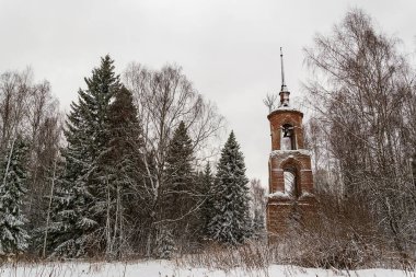 Çan kulesinin manzarası kış ormanlarında, Archangel Kilisesi 'nde, Galichsky bölgesinde, Kostroma' da, Rusya 'da yok edildi.