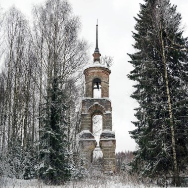 Çan kulesinin manzarası kış ormanlarında, Archangel Kilisesi 'nde, Galichsky bölgesinde, Kostroma' da, Rusya 'da yok edildi.