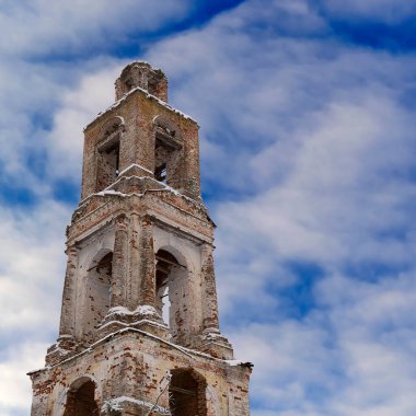 Gökyüzüne karşı yıkılmış bir çan kulesi