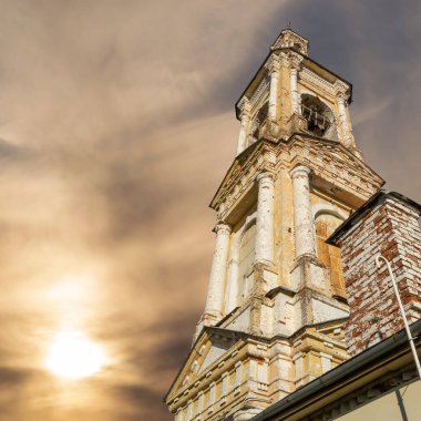 Gökyüzüne karşı tuğla bir çan kulesi kulesi