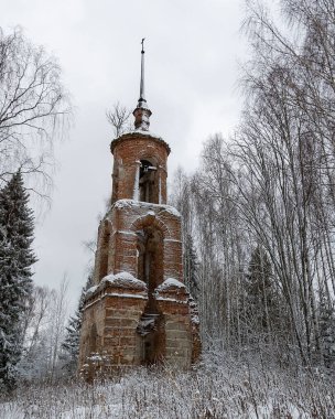 Ormandaki çan kulesi yıkıldı, Rusya 'nın Kostroma eyaletindeki Galiçsky Uyezd kilisesinin Başmelek Kilisesi yıkıldı.