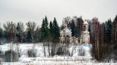 Kış manzarası uzaktaki eski kilise, kilise mezarlığı Çek, Galichsky bölgesi, Kostroma bölgesi, Rusya