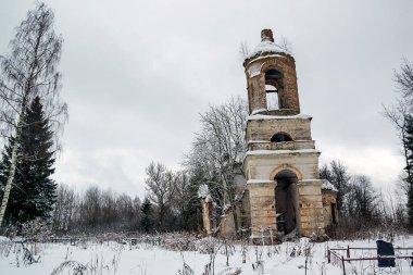 Yıkılan kilisenin çan kulesi, Chudets Kilisesi, Galichsky Uyezd, Kostroma Bölgesi