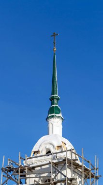 Gökyüzüne karşı Ortodoks çan kulesinin keskin kulesi