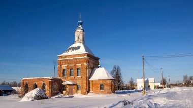 Jvalovo, Kostroma Oblastı, Rusya 'nın kış köyündeki kırmızı tuğlalardan oluşan bir köy.