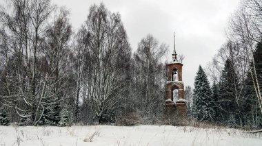 Çan kulesinin manzarası kış ormanlarında, Archangel Kilisesi 'nde, Galichsky bölgesinde, Kostroma' da, Rusya 'da yok edildi.