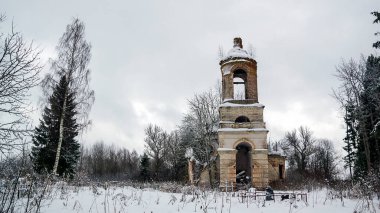 Kış manzarası uzaktaki eski kilise, kilise mezarlığı Çek, Galichsky bölgesi, Kostroma bölgesi, Rusya