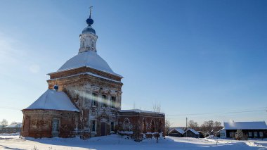 Jvalovo, Kostroma Oblastı, Rusya 'nın kış köyündeki kırmızı tuğlalardan oluşan bir köy.