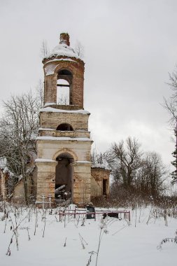 Yıkılan kilisenin çan kulesi, Chudets Kilisesi, Galichsky Uyezd, Kostroma Bölgesi