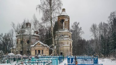 mezarlık yakınındaki Ortodoks Kilisesi, Çek kilisesi, Galiçsky bölgesi, Kostroma bölgesi, Rusya