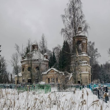 mezarlık yakınındaki Ortodoks Kilisesi, Çek kilisesi, Galiçsky bölgesi, Kostroma bölgesi, Rusya