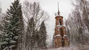 Çan kulesinin manzarası kış ormanlarında, Archangel Kilisesi 'nde, Galichsky bölgesinde, Kostroma' da, Rusya 'da yok edildi.
