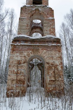 Yıkılmış Ortodoks çan kulesinin kalıntıları, Başmelek Kilisesi, Galichsky bölgesi, Kostroma bölgesi, Rusya