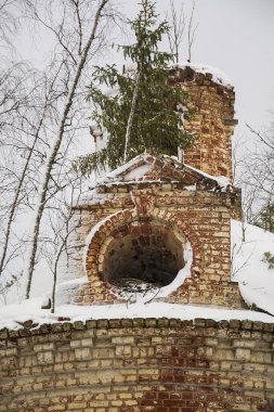 yıkılmış Ortodoks çan kulesinin kalıntıları, Dormition Church mezarlığı Czudec, Galichsky bölgesi, Kostroma bölgesi, Rusya