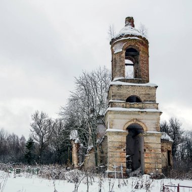 Yıkılan kilisenin çan kulesi, Chudets Kilisesi, Galichsky Uyezd, Kostroma Bölgesi
