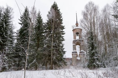 Çan kulesinin manzarası kış ormanlarında, Archangel Kilisesi 'nde, Galichsky bölgesinde, Kostroma' da, Rusya 'da yok edildi.