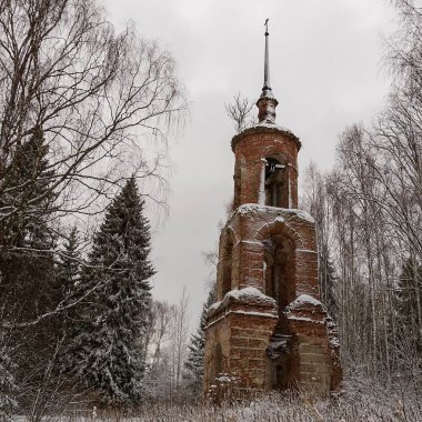 Ortodoks çan kulesinin yıkıntıları