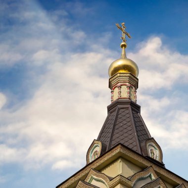 Gökyüzünde haç olan Ortodoks kilisesinin kulesi.