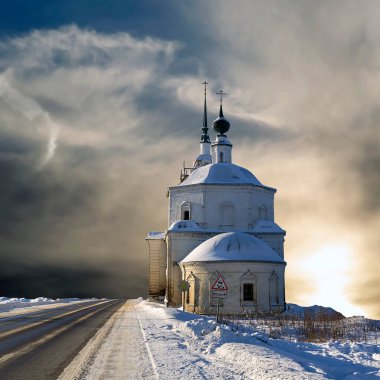Kışın gökyüzünün arka planında eski Ortodoks kilisesi
