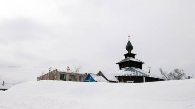 Karların arasında küçük bir kilise, İvanovskoye köyü, Kostroma bölgesi, Rusya