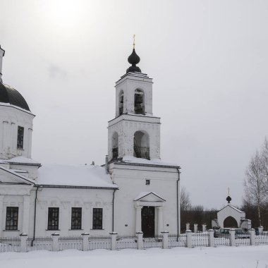 Ortodoks kilisesinin beyaz tuğla kulesi, Sungurovo köyü, Kostroma bölgesi, Rusya