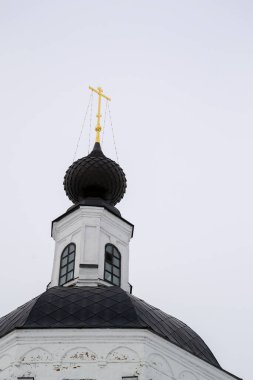 Altın haçlı soğan kubbesi, Ortodoks kilisesinin çatısında.