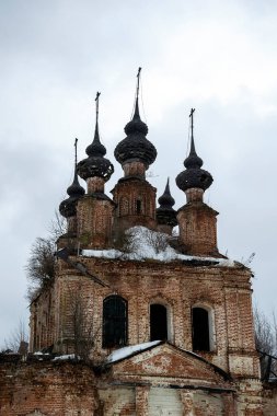 Rusya 'nın Kostroma bölgesindeki Uglyovo köyündeki bir Ortodoks kilisesinin siyah kubbeleri yok edildi.