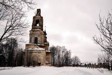 Kışın Ortodoks çan kulesini yıktı, Uglyovo köyü, Kostroma bölgesi, Rusya