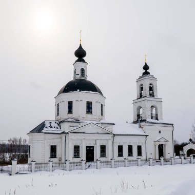 Beyaz tuğlalı Ortodoks kilisesi kışın, Sungurovo köyü, Kostroma bölgesi, Rusya