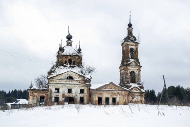 Kışın Rusya 'nın Kostroma bölgesindeki Kholm köyünde Ortodoks kilisesi yıkıldı