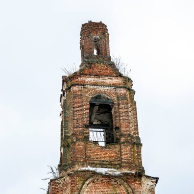 Kışın Ortodoks çan kulesini yıktı, Uglyovo köyü, Kostroma bölgesi, Rusya