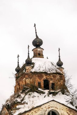 Beş kubbeli Ortodoks terk edilmiş kilise, Kholm köyü, Kostroma bölgesi, Rusya