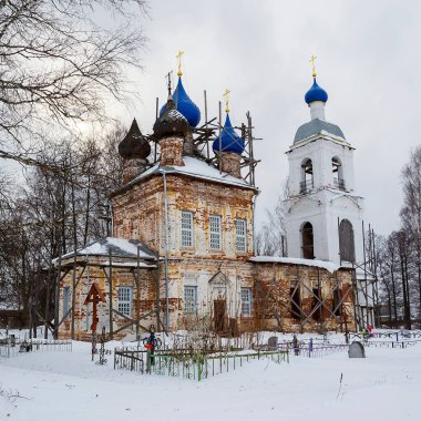 İsakovskoye köyü, Kostroma bölgesi, Rusya 'da restorasyon sürecinde olan çan kulesi olan kırsal kilise.