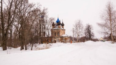 İsakovskoye köyü, Kostroma bölgesi, Rusya 'da restorasyon sürecinde olan çan kulesi olan kırsal kilise.