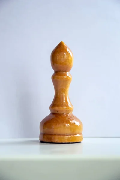 Eine Einsame Schachfigur Auf Weißem Hintergrund — Stockfoto