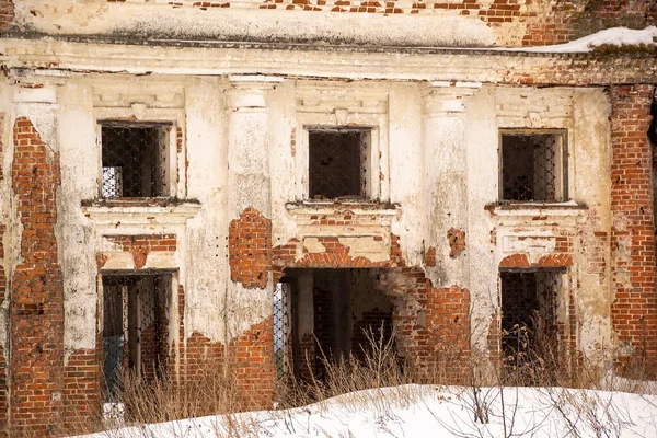 俄罗斯科斯特罗马地区Holm村被毁庙宇的墙 — 图库照片